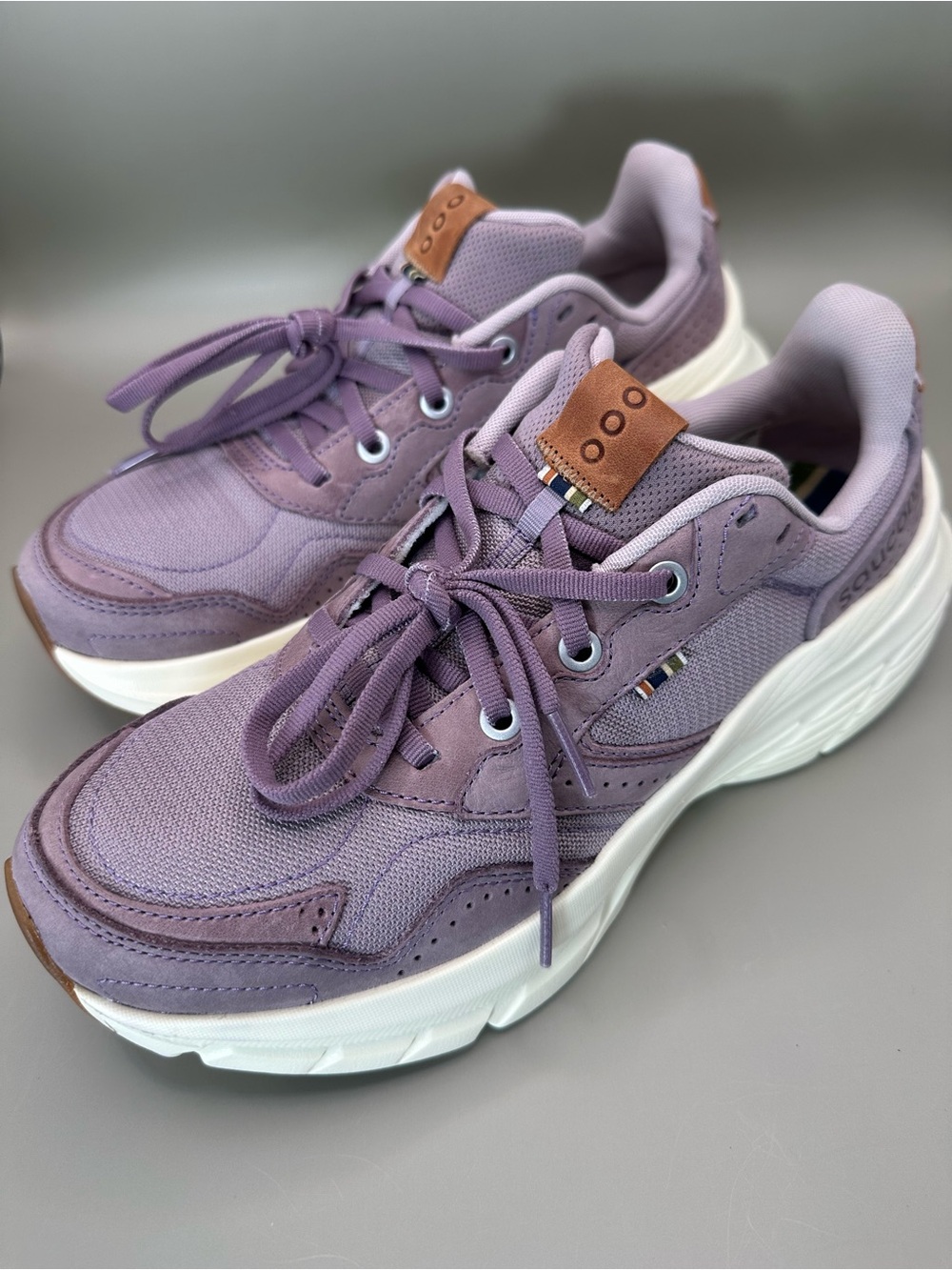 Saucony Women's Size 8.5 Guide Metro Sneakers in Quail / Vanilla color.